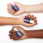 Essie nagellak donkerblauw - Step Out of Line - Op de hand