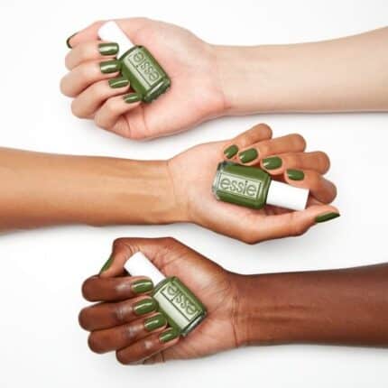 Essie nagellak groen - Willow in the Wind - Op de hand