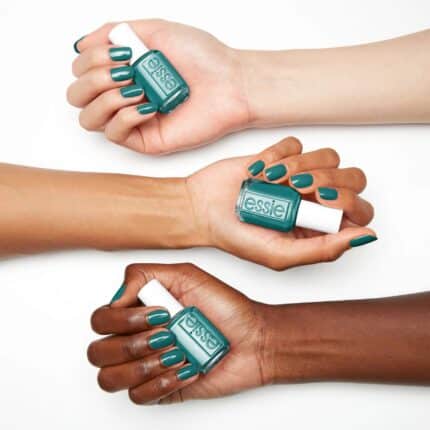 Essie nagellak groen - Unguilty Pleasures - Op de hand