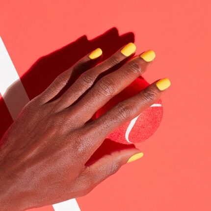 Essie nagellak geel - Sunshine be Mine op de hand