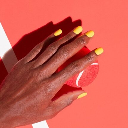 Essie nagellak geel - Sunshine be Mine op de hand