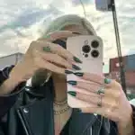 Essie nagellak blauw - Never too Bold - Lifestyle